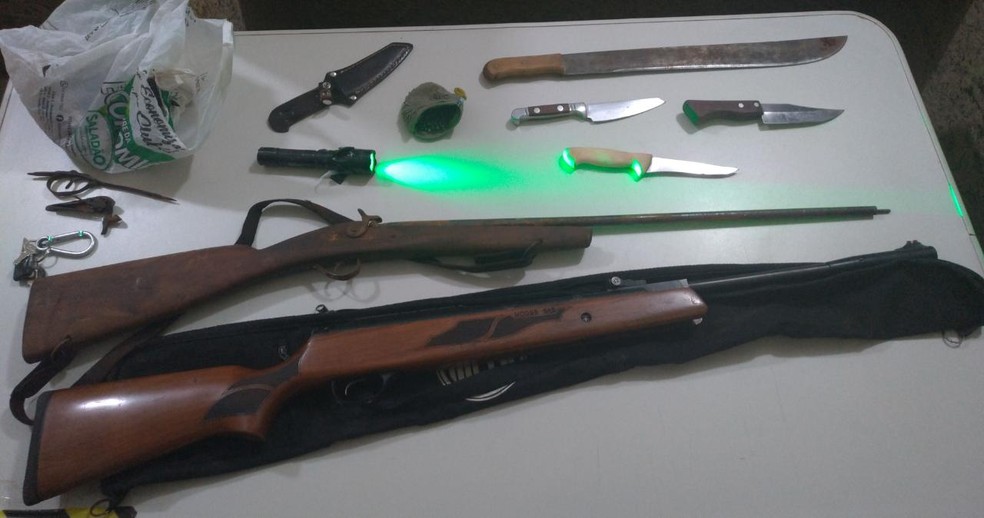 Homem é preso por porte ilegal de arma de fogo e caça de animais silvestres em Avaré (SP) — Foto: Polícia Militar Ambiental/Divulgação