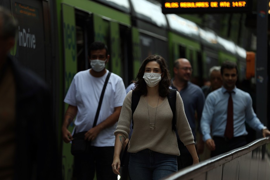 Alta de casos de Covid-19 leva pessoas a voltarem a usar máscaras em situações de maior risco, como transportes públicos.