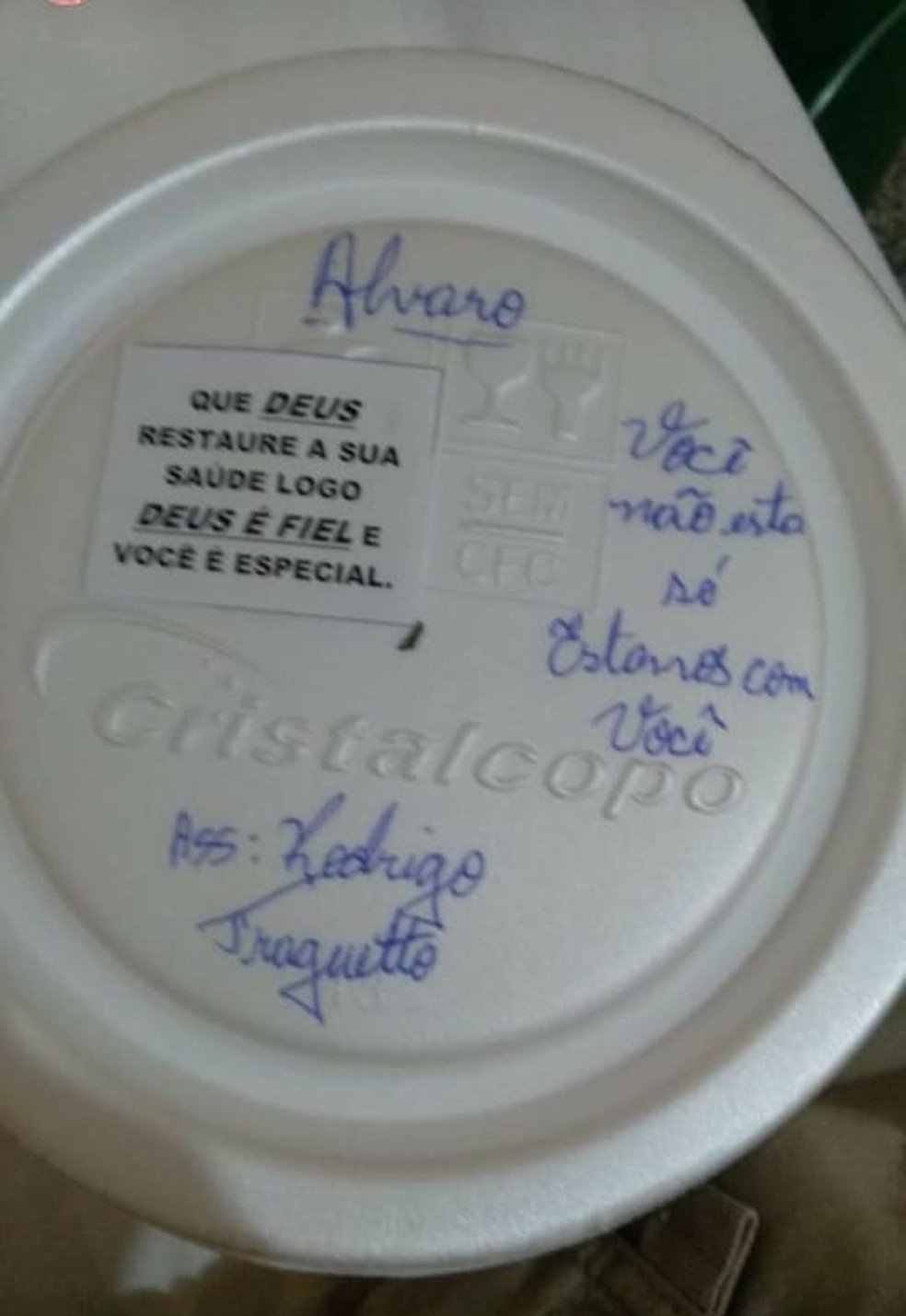 Cozinheiro, formado em assistência social, ajuda pacientes com Covid-19 escrevendo mensagens de carinho — Foto: Rodrigo Monteiro/Arquivo pessoal
