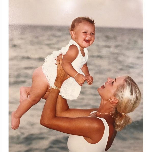 A modelo Bella Hadid ainda bebê com sua mãe, a ex-modelo Yolanda Hadid, em uma foto antiga (Foto: Instagram)