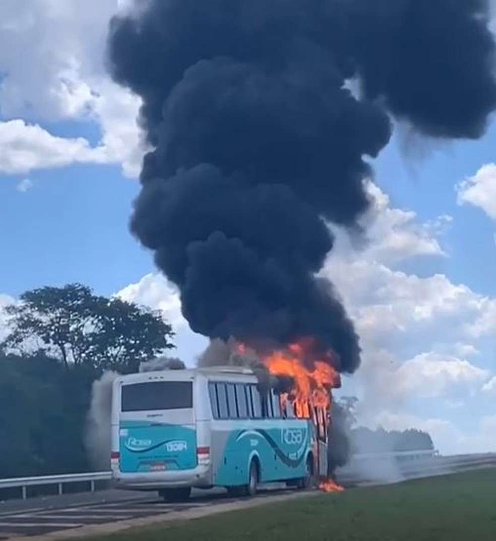 Ônibus pega fogo na Rodovia Marechal Rondon em Lençóis Paulista — Foto: Arquivo pessoal