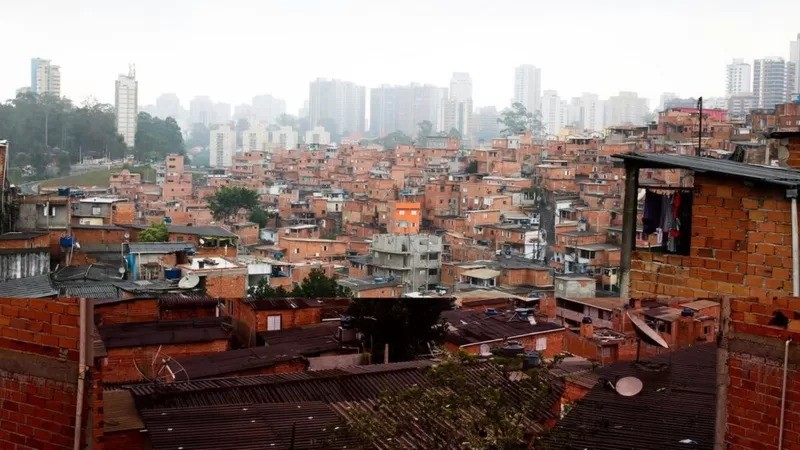 Auxílio Brasil é destinado a famílias em situação de pobreza e extrema pobreza, com renda mensal por pessoa abaixo de R$ 210 e R$ 105, respectivamente (Foto: ROVENA ROSA/AGÊNCIA BRASIL via BBC)