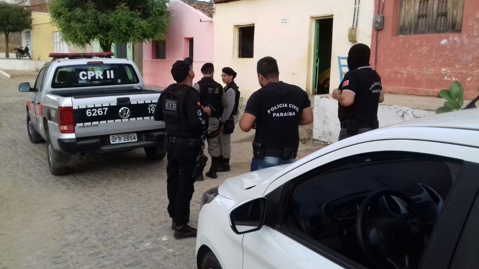 Operação conjunta entre Polícia Civil e Militar cumpri 8 mandatos de prisão, 7 de busca e apreensão, (Foto: Beto Silva / Tv Paraíba)