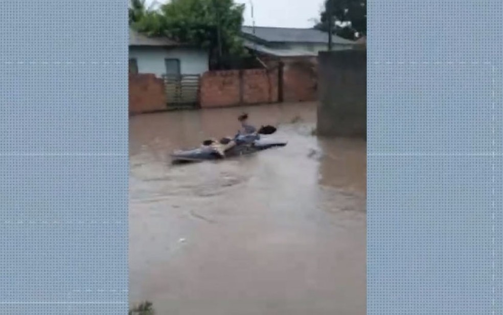Temporal alaga ruas de Nova Vi&ccedil;osa e cidade registra registra volume de chuva para 2 meses em 24 horas &mdash; Foto: Reprodu&ccedil;&atilde;o/TV Bahia