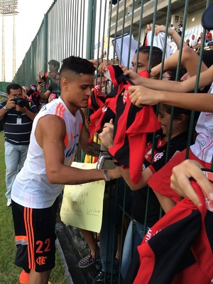 Everton - Flamengo - autógrafo (Foto: Jocaff Souza/GloboEsporte.com)