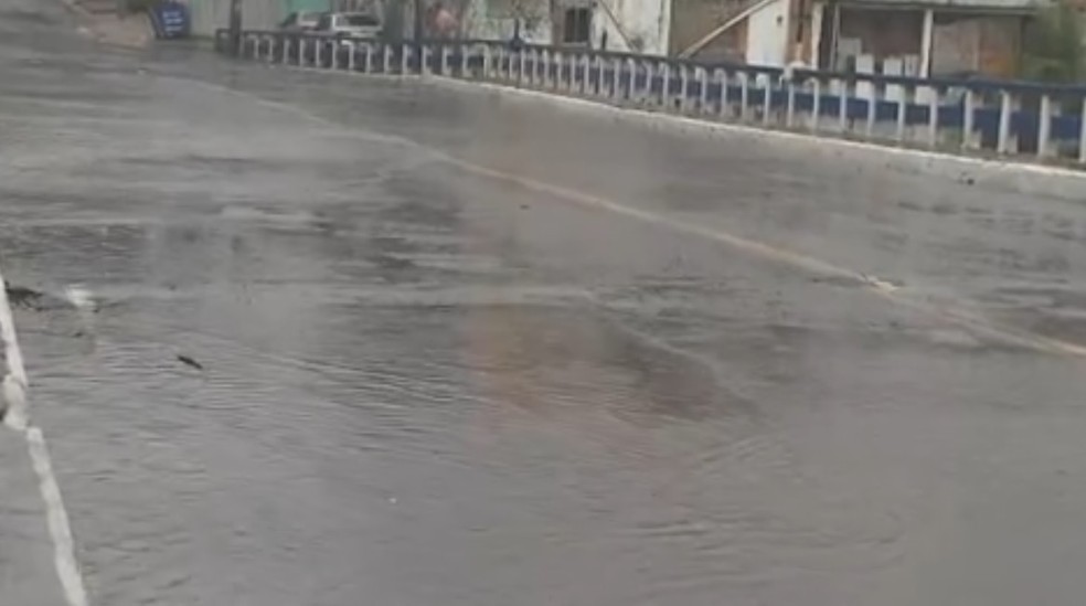 Ponto de alagamento na Avenida Cardeal da Silva, em Salvador — Foto: Reprodução/TV Bahia 