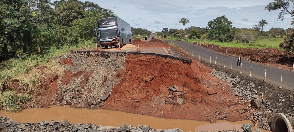 Ônibus avança barreira e quase cai em cratera aberta na BR-226  — Foto: Claudemir Macedo/TV Anhanguera