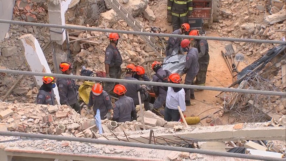 Após quatro horas de trabalho, bombeiros retiraram corpo do trabalhador soterrado em São Roque (Foto: Witter Veloso/TV TEM)
