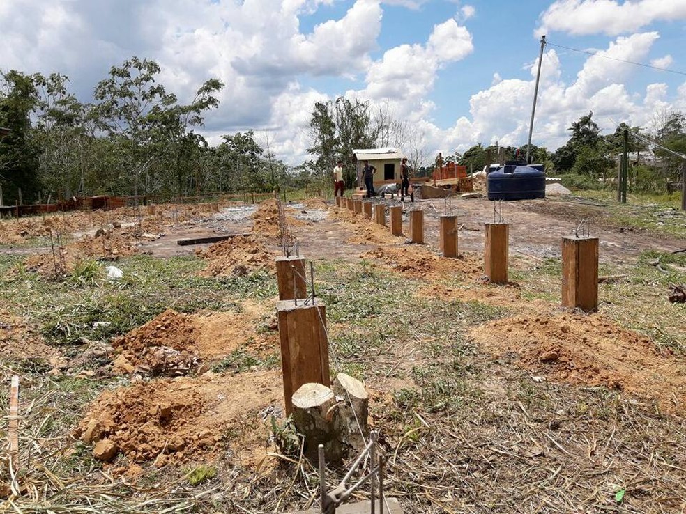 Escola já está sendo reconstruída e vai ganhar banheiros e refeitório de alvenaria (Foto: Cardoci Paiva de Lima/Arquivo Pessoal )