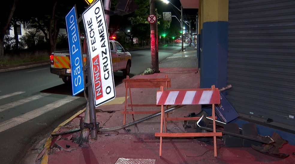 Poste de semáforo ficou destruído após colisão em Ribeirão Preto — Foto: José Augusto Junior/EPTV