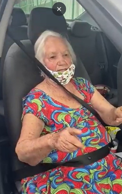 Dona Mercedes, de 86 anos, diverte a família e as redes sociais com comentário inusitado após tomar vacina (Foto: Reprodução: Twitter)