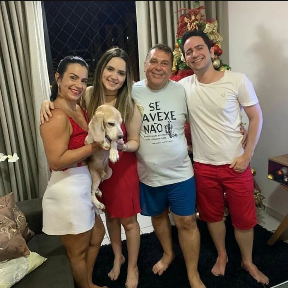 Cesinha Nitão (à direita), a irmã, Maya, e os pais, César Nitão e Geraldina Kelly, em foto de família em João Pessoa — Foto: César Nitão/Acervo pessoal