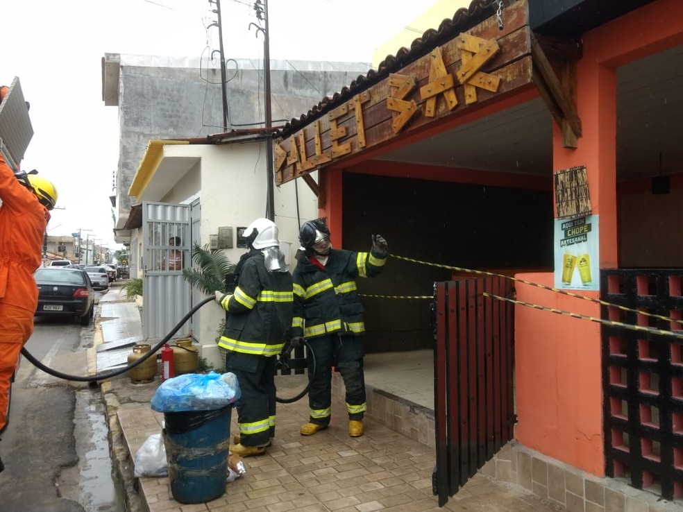 Equipe do Corpo de Bombeiros trabalha em incêndio provocado pelo esquecimento de panela em cozinha de estabelecimento comercial em Maragogi, AL — Foto: Corpo de Bombeiros/Ascom
