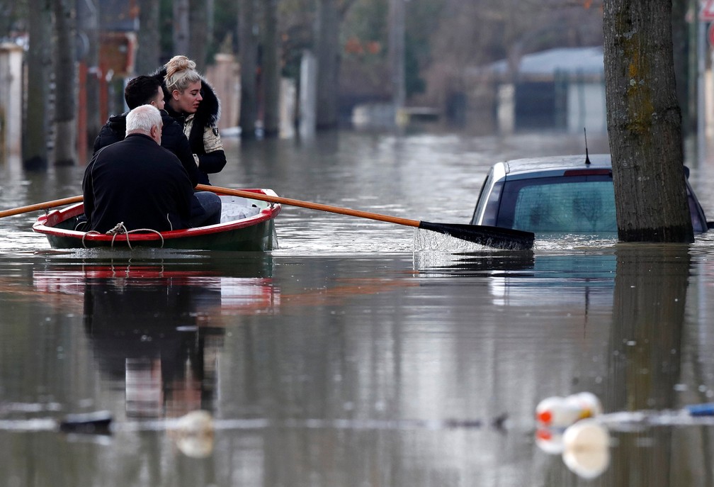Moradores em região alagada de Villeneuve-Saint-Georges, na região parisiense. (Foto: Christian Hartmann/Reuters)