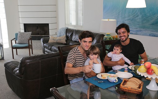Felipe Simas com os filhos, Maria e Joaquim, e o irmão, Rodrigo Simas