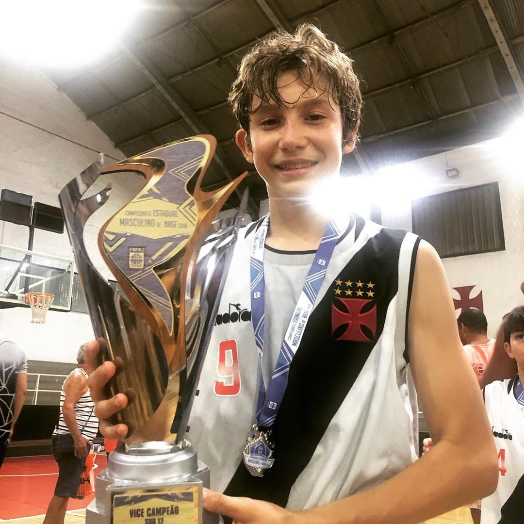 Filho de Murilo Rosa fica em segundo lugar no Campeonato Carioca de Basquete sub-12 com o time do Vasco da Gama (Foto: Reprodução/Instagram)