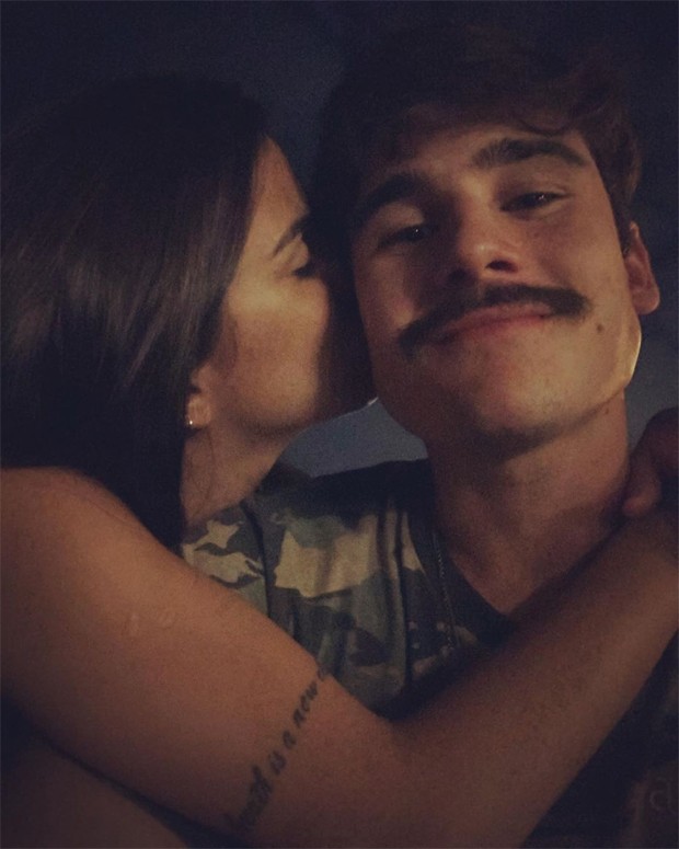 Nicolas Prattes e a namorada, Bruna (Foto: Reprodução/Instagram)