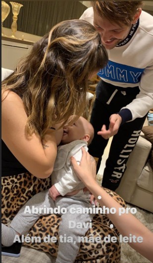 Gabi Brandt amamentando o sobrinho João (Foto: Reprodução / Instagram)