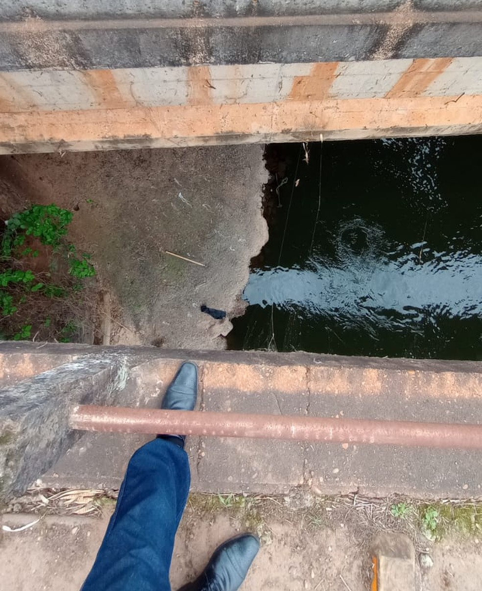 Idoso caiu de ponte quando se aproximou para observar rio — Foto: Cláudio Mariano/ Santa Bárbara em Foco