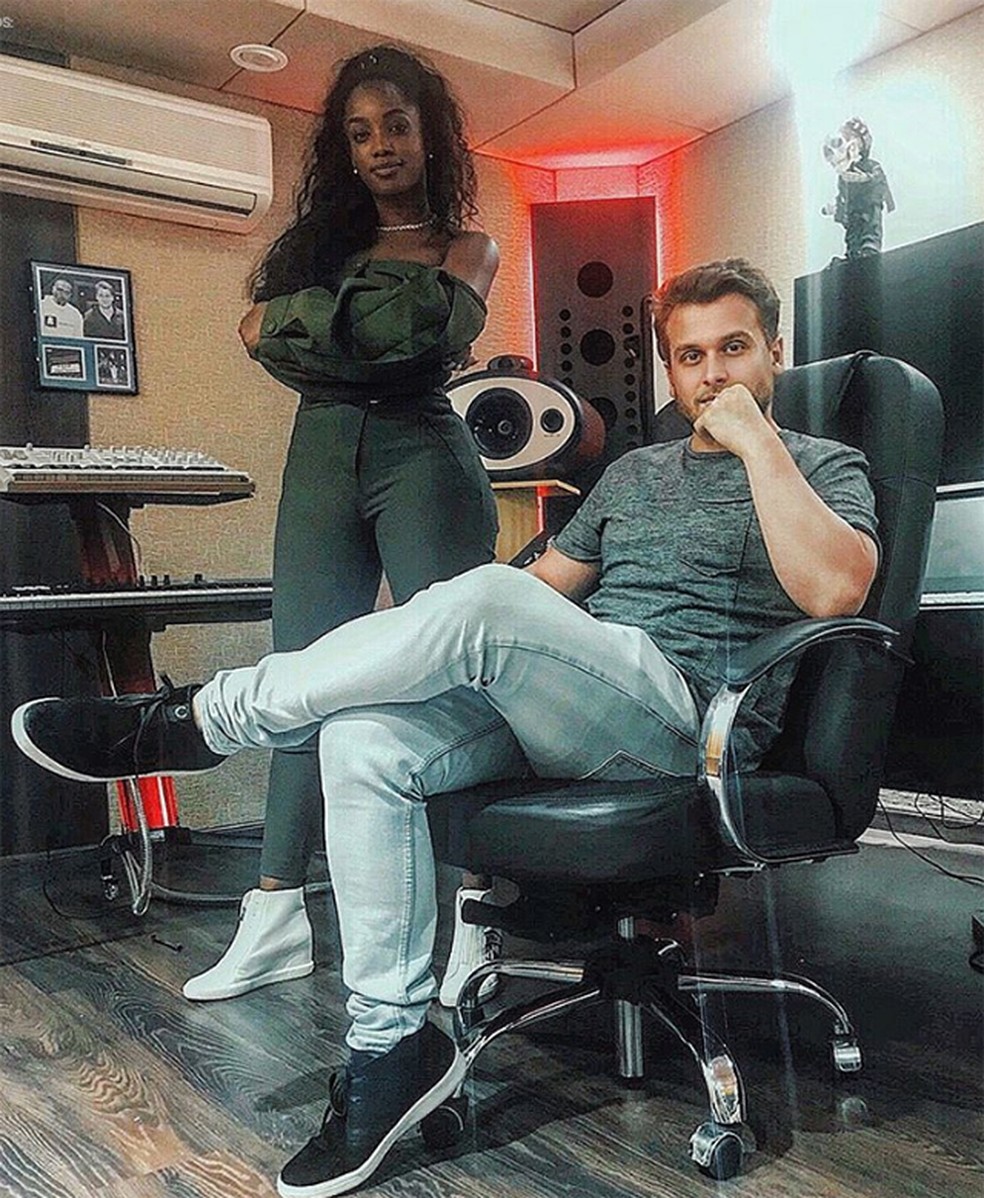 Iza em estúdio com o DJ Bruno Martini, que também gravou com Fiuk — Foto: Reprodução / Instagram Bruno Martini