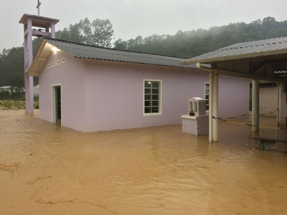 casa - Bairros de Joinville ficam totalmente alagados após temporal