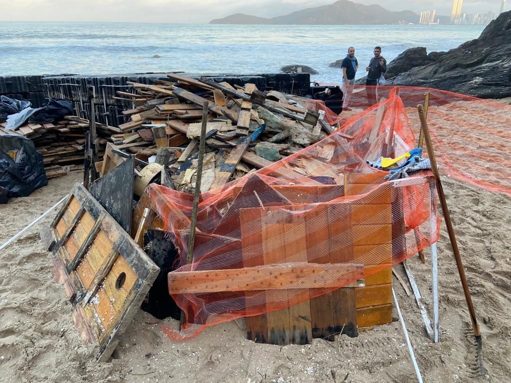 Imagens mostram o que sobrou de clube flutuante que naufragou após ciclone em Balneário Camboriú