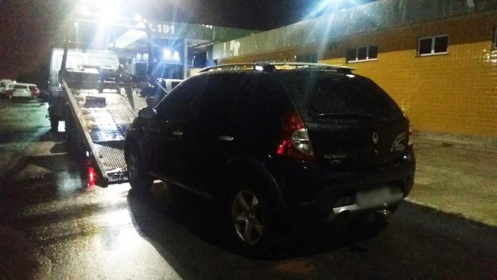 Carro foi apreendido e guinchado para o pátio da PRF, em Natal (Foto: PRF/Divulgação)