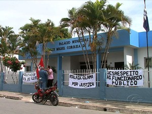 Agricultores e servidores públicos de Atalaia ocupam sede da prefeitura do município (Foto: Reprodução/TV Gazeta)