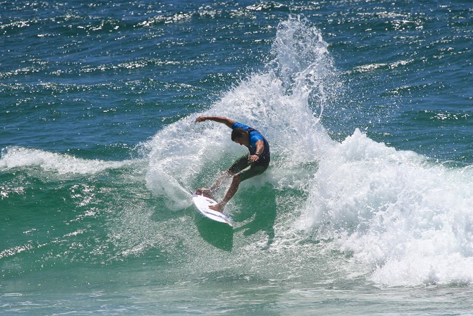 Adriano de Souza, o Mineirinho, superou no fim a manobra de Filipinho - Gold Coast - Mundial de Surfe (Foto: Aires Nicolay)
