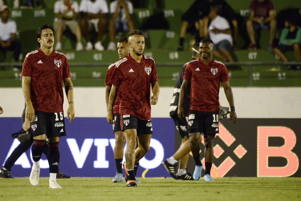 Gabriel foi titular ao lado de Rafinha e Nikão na estreia do time em 2022 — Foto: Marcos Ribolli