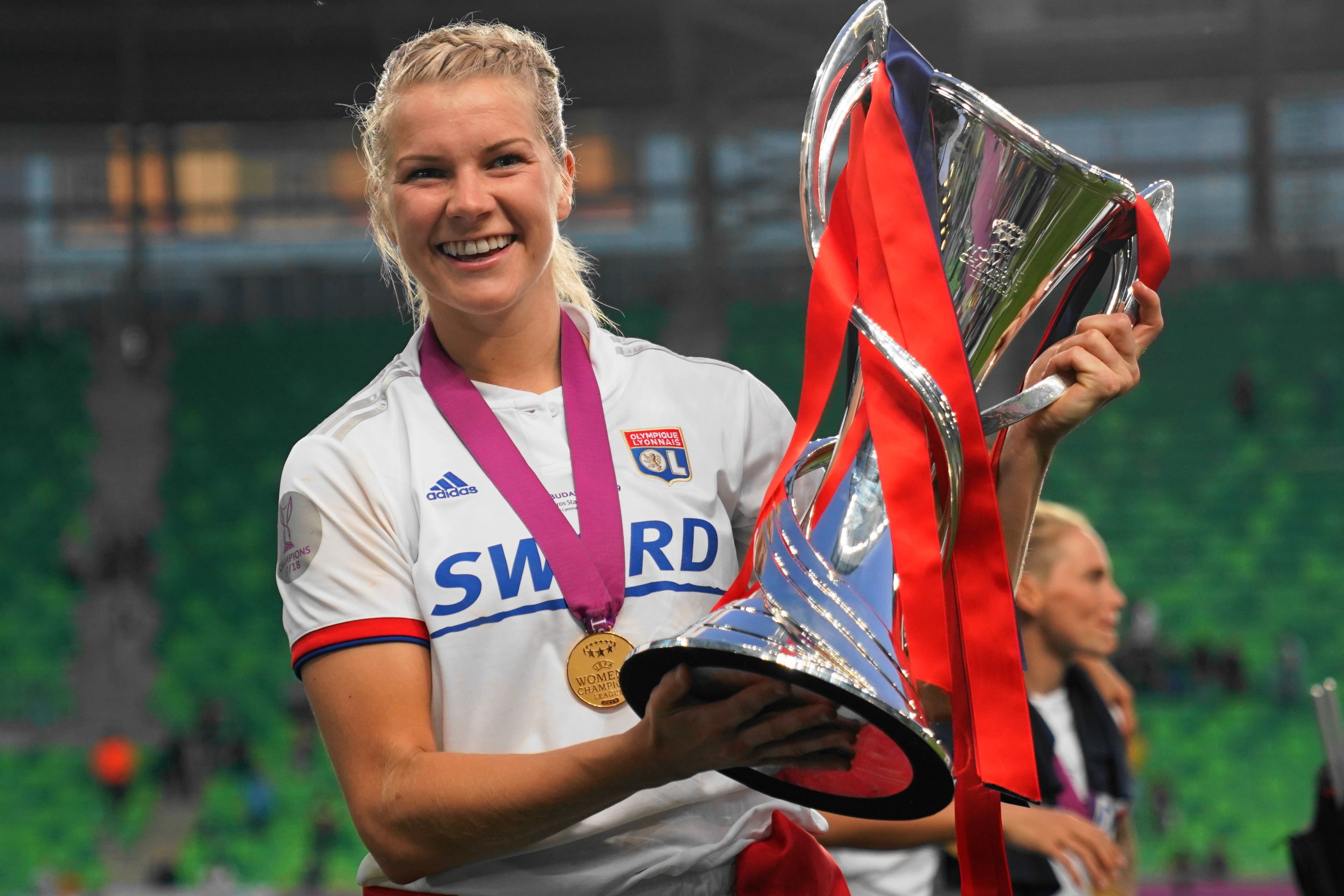 Ada Hegerberg vence a Champion's League deste ano, com seu time, o Lyon (Foto: Getty Images)