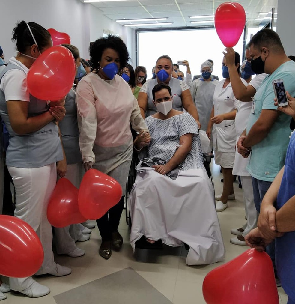Gabriel após alta de UTI em um hospital de Praia Grande (SP) — Foto: Reprodução/ Redes Sociais