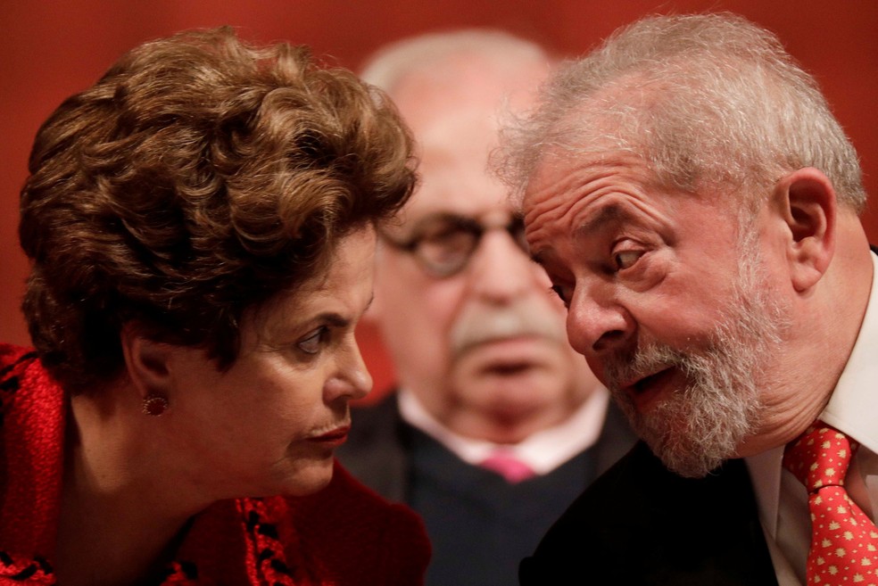 O ex presidente Lula e a ex-presidente Dilma na posse do diretório nacional e da senadora Gleisi Hoffmann como presidente nacional do PT, em julho deste ano (Foto: Ueslei Marcelino/Reuters)