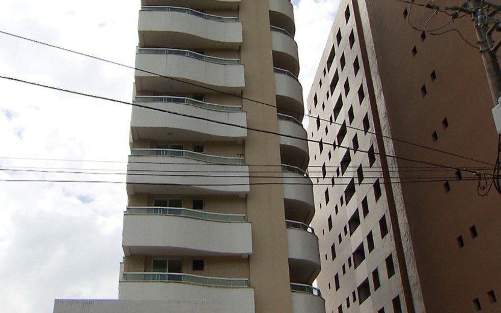 Jovem se jogou do 4º andar de prédio em Salvador após matar a avó e ferir o avô (Foto: Reprodução/TV Bahia)