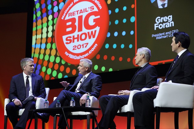 O moderador Bill Brand conversa com Greg Foran, CEO da Walmart, Terry J. Lundgren, CEO da Macy's, e, James Rhee, CEO da Ashley Stewart (Foto: Divulgação)