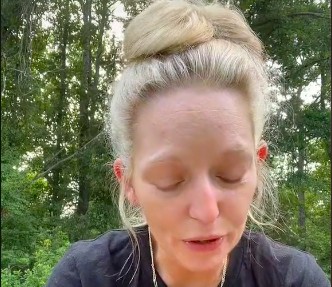 A influencer Ophelia Nichols chorando no vídeo em que fala sobre a morte do filho (Foto: TikTok)