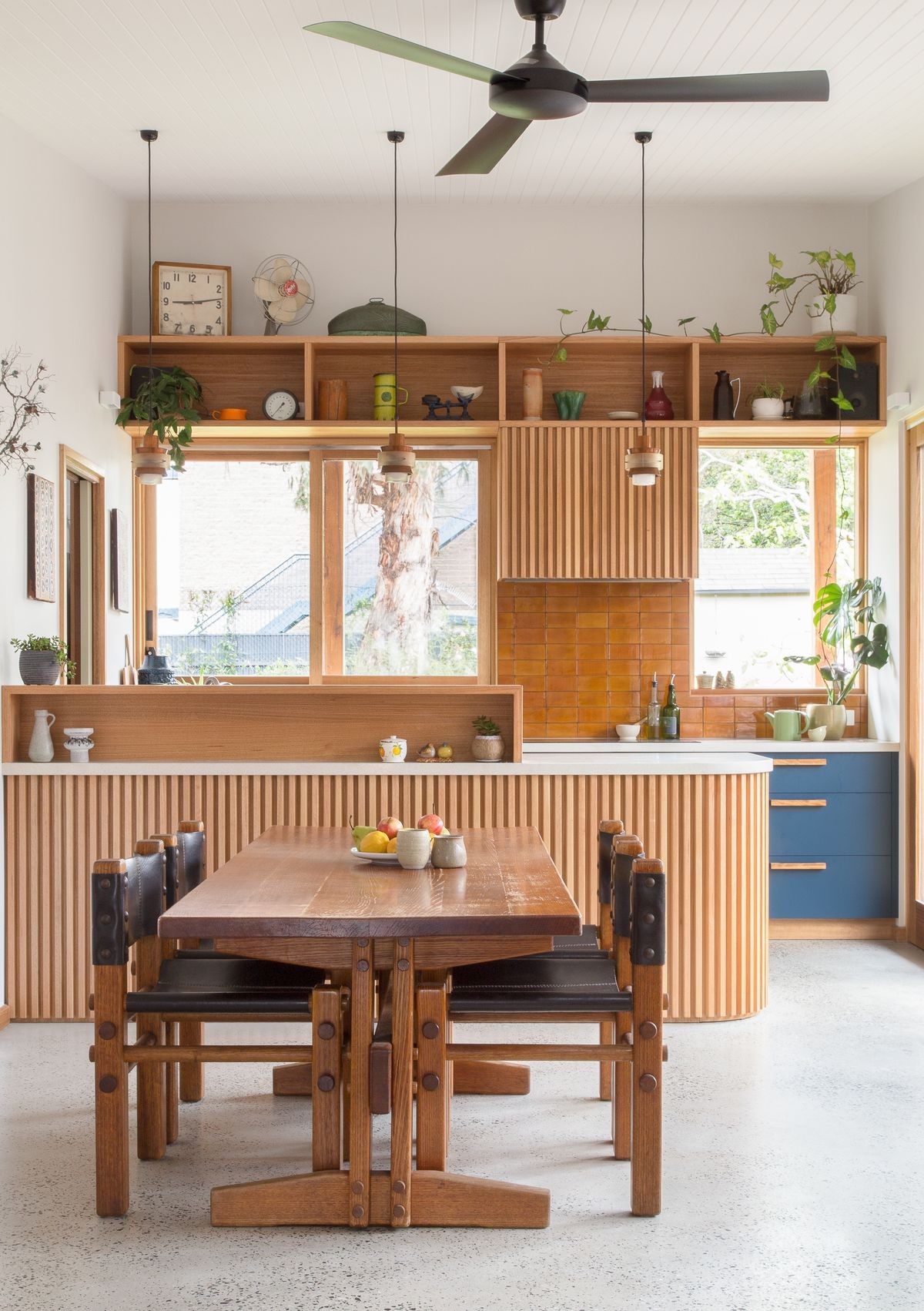 Décor do dia: cozinha integrada decorada com madeira reciclada (Foto: Emma Byrnes/Divulgação)