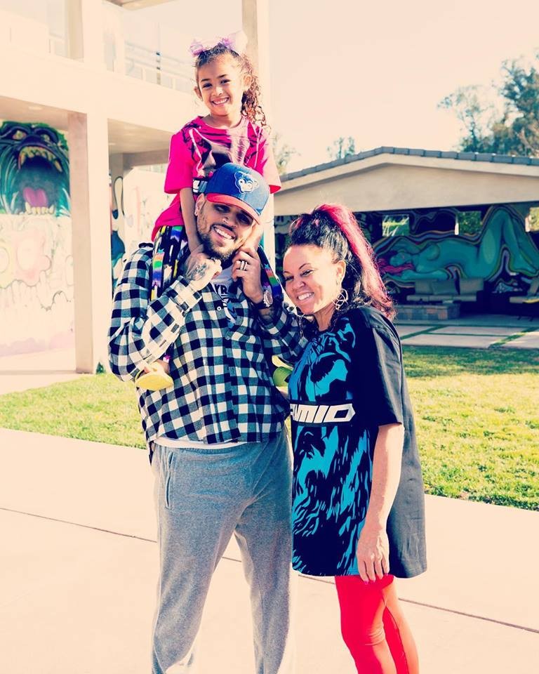 Chris Brown com a filha Royalty Brown e a mãe Joyce Hawkins (Foto: Instagram)