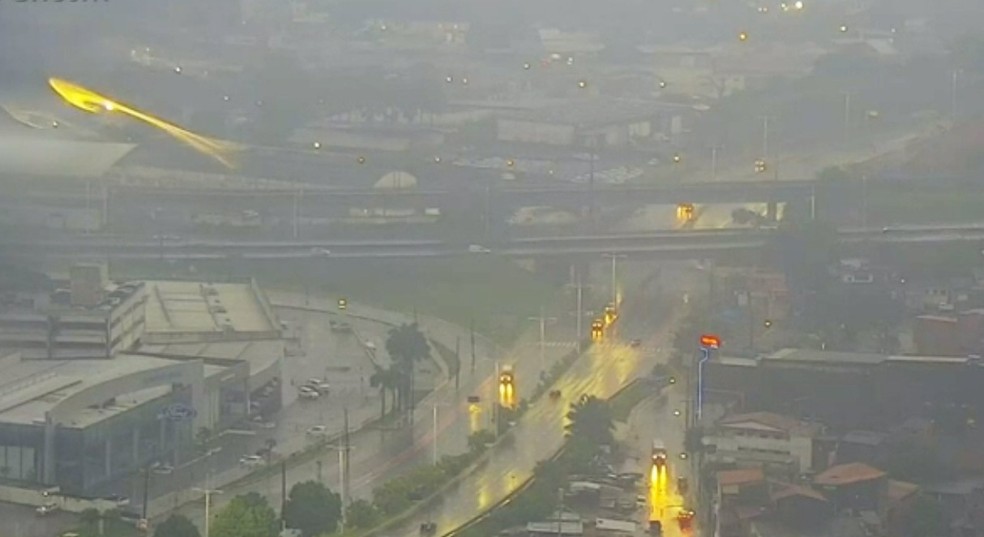 Chuva em Salvador nesta quarta-feira (13) &mdash; Foto: Reprodu&ccedil;&atilde;o/TV Bahia