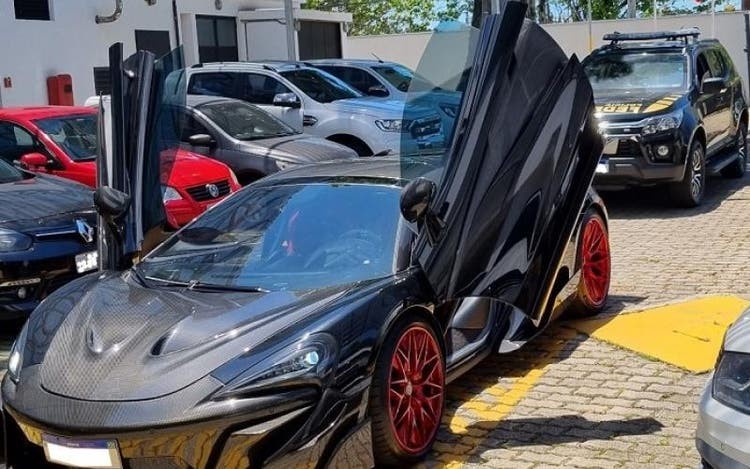 PF apreende carro de luxo em Balneário Camboriú durante ação contra organização criminosa 