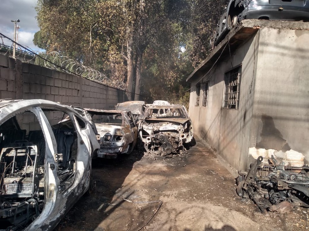 Incendio Em Vegetacao Seca Se Alastra E Atinge Ferro Velho Em Contagem Na Grande Bh Minas Gerais G1