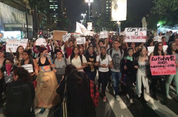 Manifestantes protestam contra a cultura do estupro (Foto: Marie Claire)