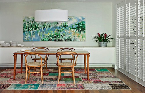 A casa da atriz e apresentadora Patricya Travassos tem sala de jantar com tapete de patchwork. Projeto da designer de interiores Paola Ribeiro