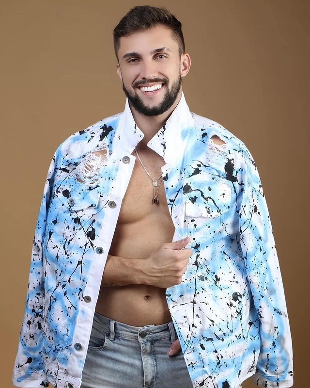Arthur Picoli vestindo jaqueta personalizada, feita por Iago Carvalho (Foto: Vinny Nunes)