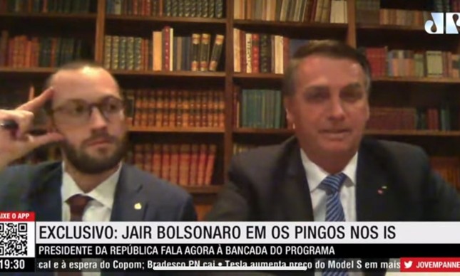 Jair Bolsonaro e o deputado Filipe Barros (PSL-PR): enquanto os dois falavam, o link para o inquérito sigiloso foi postado na rede social Mastodon
