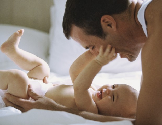 Pai e filho: a interação pode trazer benefícios desde cedo (Foto: Thinkstock)
