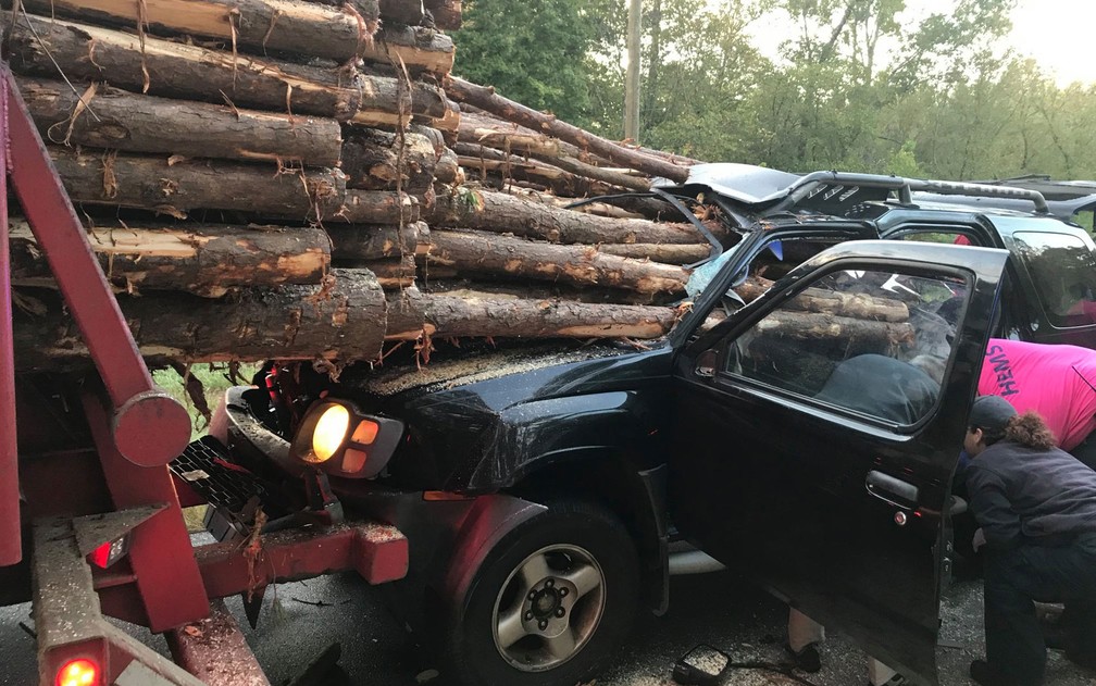 Carro ficou destruído após bater em caminhão que carregava troncos de madeira, na Georgia, EUA — Foto: Reprodução/Facebook/Whitfield County Fire