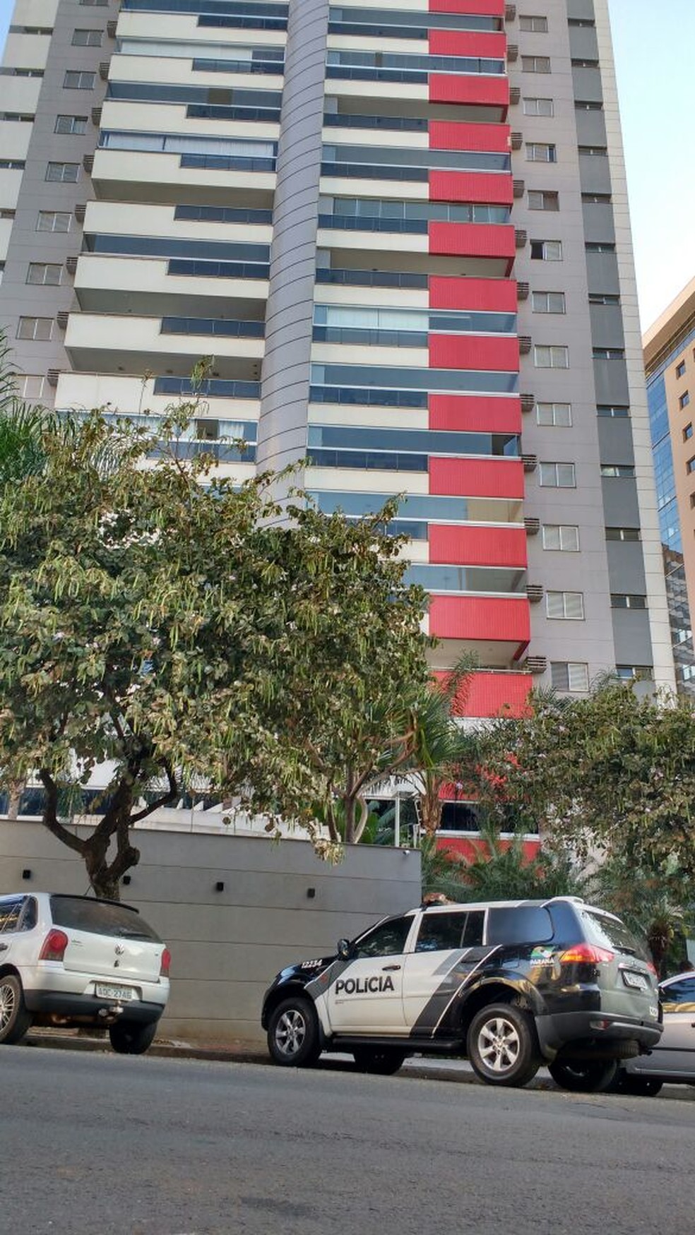 Cantor sertanejo foi preso neste prédio de luxo, em Londrina (Foto: Ademir dos Santos/RPC)