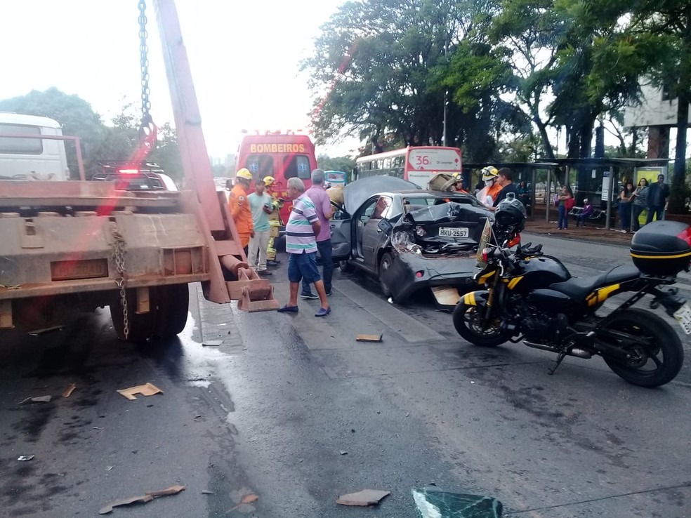 Batida entre caminhão e carro próximo ao TJDFT, no Eixo Monumental — Foto: CBMDF/Divulgação