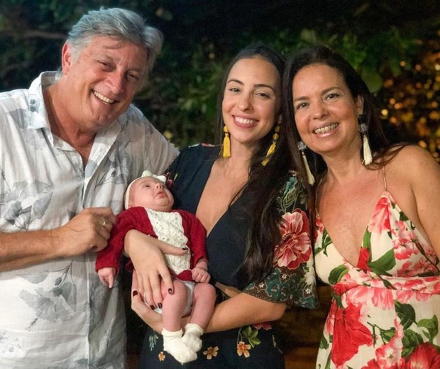 Eduardo com a filha Mariana, a netinha, Lara, e a ex, Bel Gomes (Foto: Reprodução/Instagram)